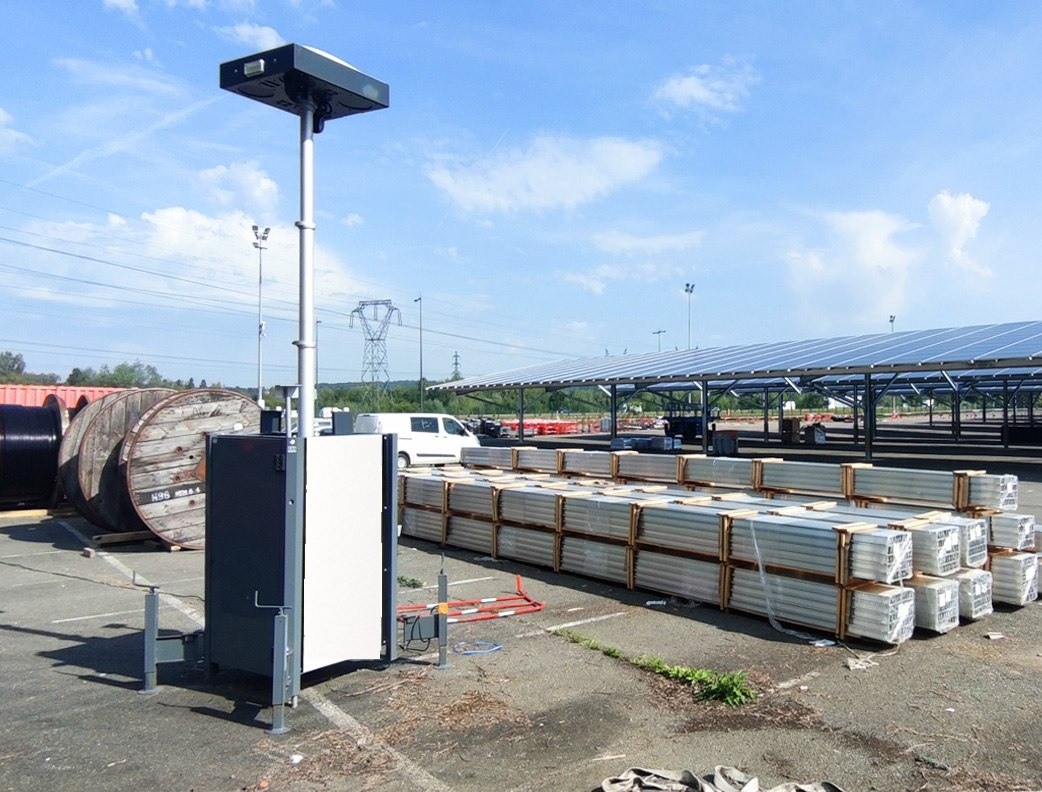 Tour OMNIGARD MAX veillant sur une plateforme logistique, support de l'option dôme PYROGARD