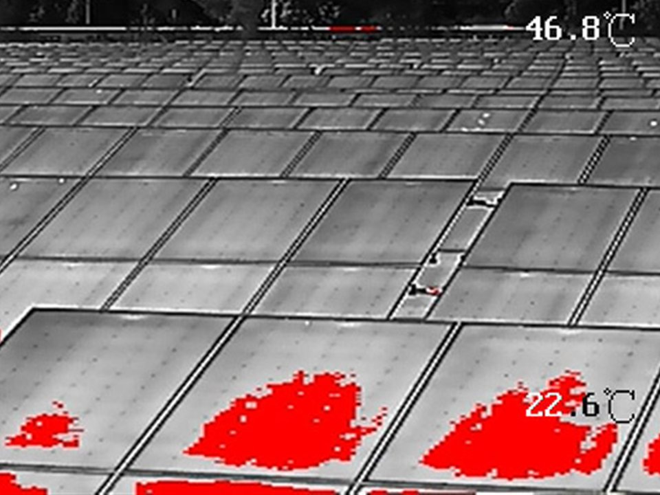 Vision thermique restituée par les caméras PYROGARD : points chauds signalés en rouge, température relevée à l'écran