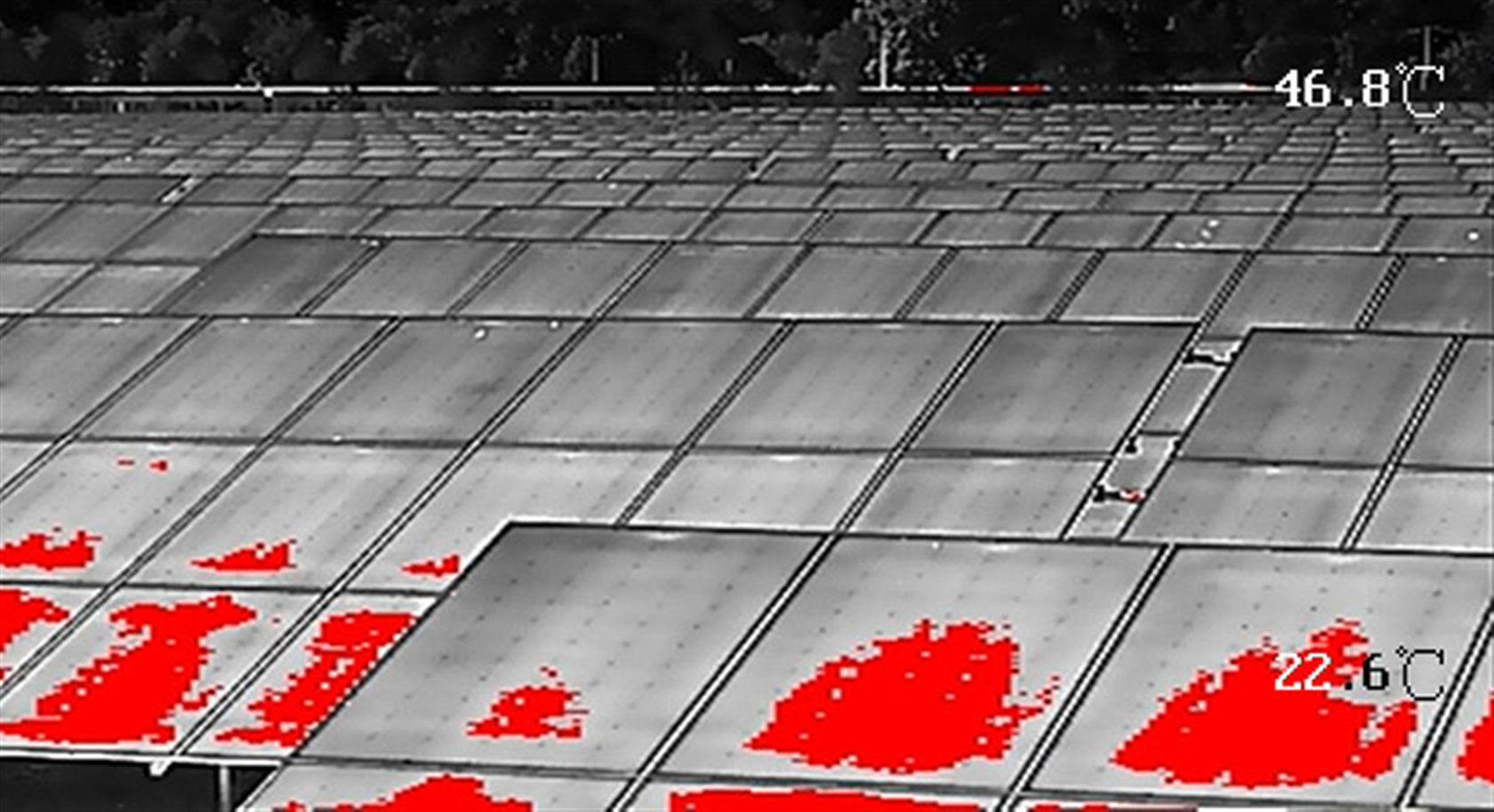 Image thermique PYROGARD d'un parc photovoltaïque : points chauds signalés en rouge, températures relevées en continu